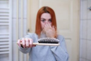 Arti Mimpi Melihat Rambut Rontok Pertanda Buruk