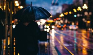 Arti Mimpi Memakai Payung, Pertanda Baik atau Buruk? Arti Mimpi Memakai Payung, Pertanda Baik atau Buruk?