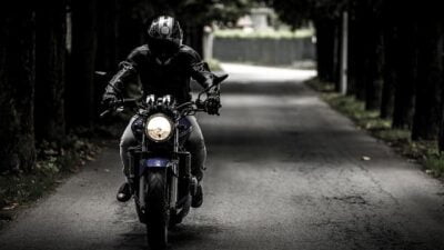 Mimpi Naik Sepeda Motor Dengan Teman Atau Suami Istri