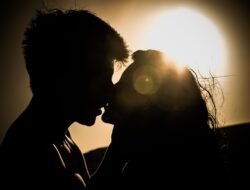 Arti Mimpi Berciuman Mesrah dengan Laki-laki dan Perempuan Arti Mimpi Berciuman Mesrah dengan Laki-laki dan Perempuan