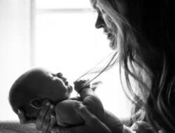 Arti Mimpi Menggendong Bayi Pertanda Buruk Atau Baik? Arti Mimpi Menggendong Bayi Pertanda Buruk Atau Baik?