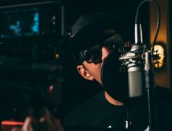 Arti Mimpi Bernyanyi : dengan Orang, Karaoke untuk Laki-laki dan Perempuan Arti Mimpi Bernyanyi : dengan Orang, Karaoke untuk Laki-laki dan Perempuan
