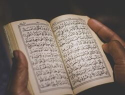 4 Arti Mimpi Membaca Al Quran ; Primbon, Islam, Psikolog dan Budaya 4 Arti Mimpi Membaca Al Quran ; Primbon, Islam, Psikolog dan Budaya