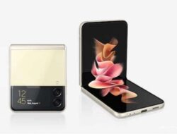Ada Galaxy Z Flip 5G dalam serial Emily in Paris di Netflix Ada Galaxy Z Flip 5G dalam serial Emily in Paris di Netflix