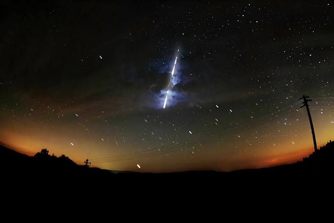 Arti Mimpi Meteor Raksasa Jatuh Dari Langit