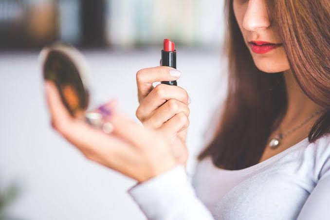 Arti Mimpi Memakai Lipstik Merah, Hitam, Oranye, Coklat Menurut Primbon
