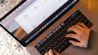 Arti Mimpi Kerja Online Di Laptop Atau Komputer (Daring)