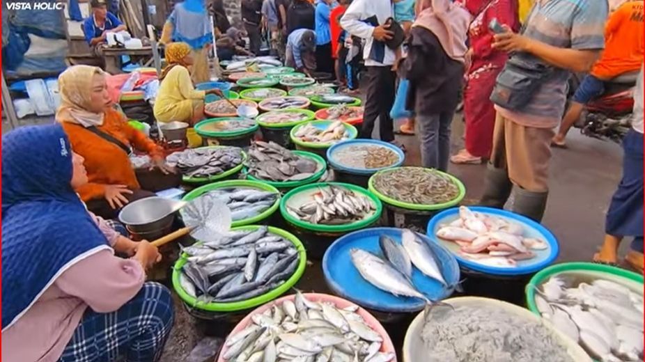 Mimpi Membeli Ikan: Antara Simbol Rezeki, Isyarat Relasi, dan Cermin Psikologis